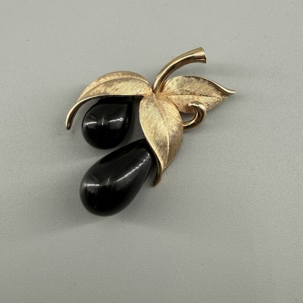 Vintage Black Lucite Grape Cluster Brooch Gold Tone Brushed Leaf Fruit Pin